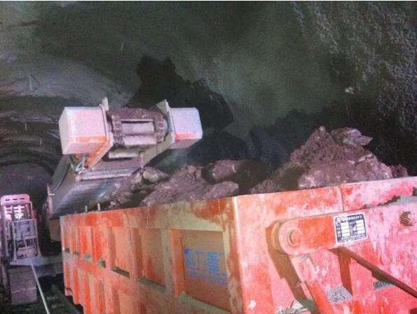 引水洞出渣.jpg 隧道出渣實況圖.jpg