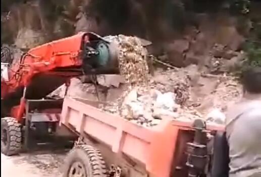 皮帶扒渣機(jī)出渣實況圖.jpg 皮帶扒渣機(jī)出渣實況圖.jpg