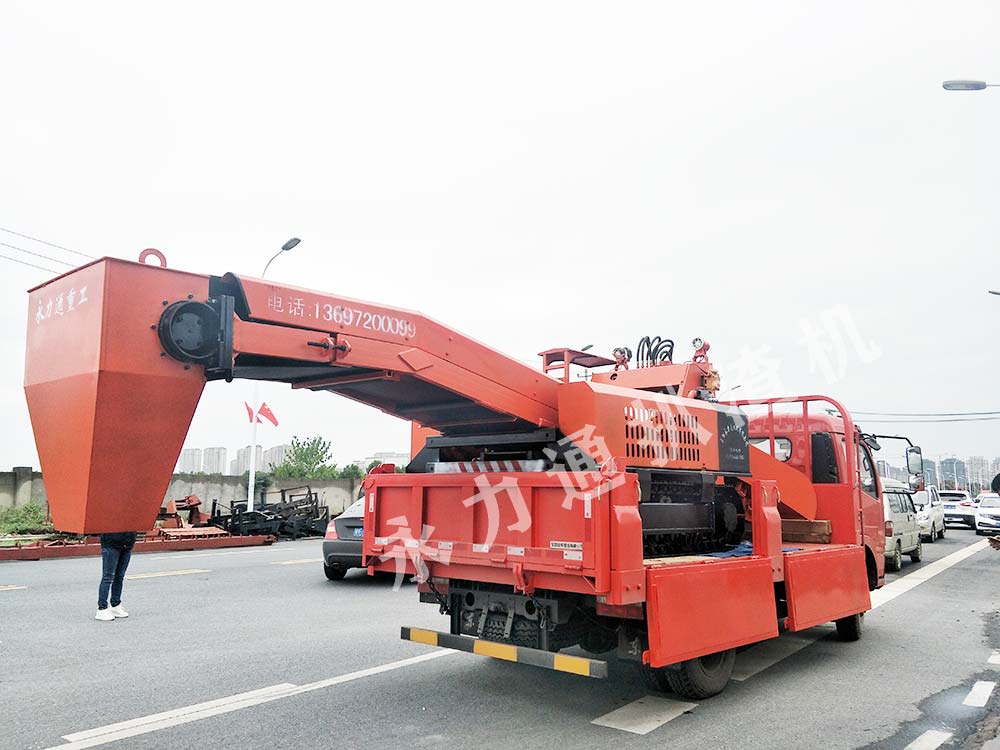 永力通扒渣機發(fā)車 (1).jpg 永力通扒渣機發(fā)車 (1).jpg